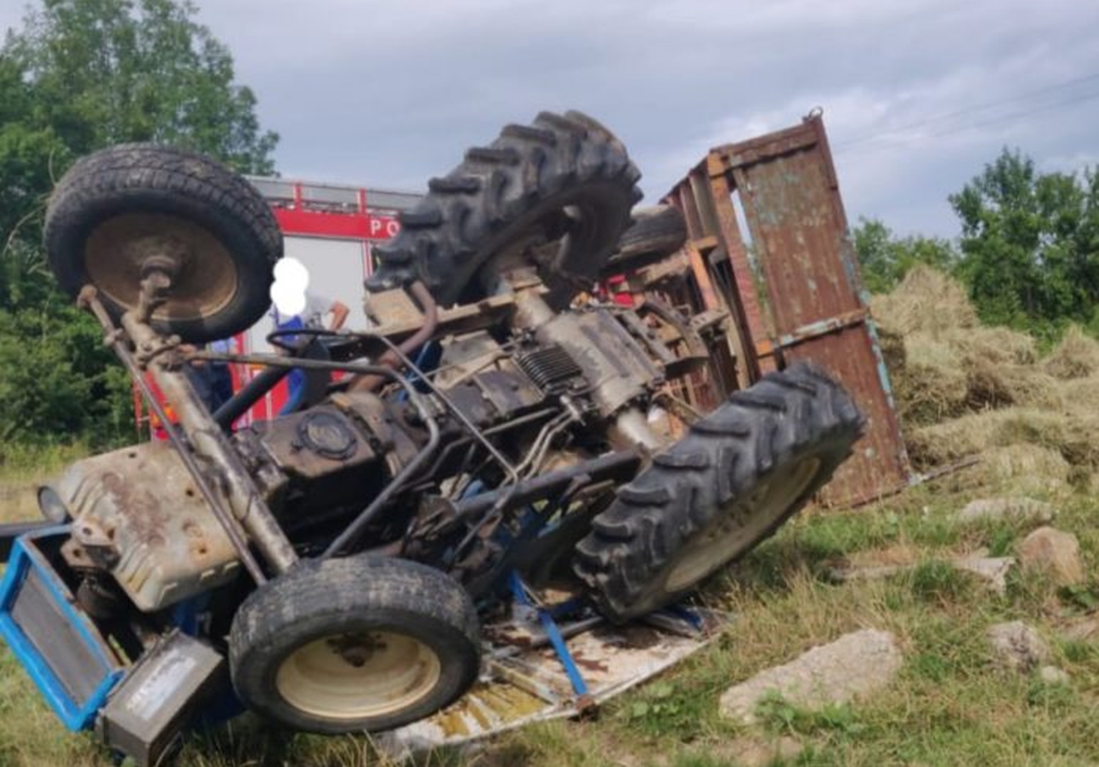 Bărbat prins sub tractor la Cepari