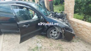 Video – O șoferiță a intrat cu mașina în gard