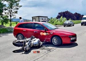 Accident între un motociclist și un autoturism Alfa Romeo