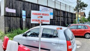 Video: Parcare de pe domeniul public, rezervată medicilor de la Spitalul Judeţean Piteşti