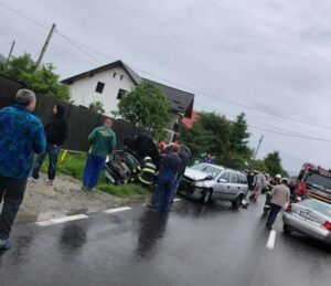 Video – Carambol cu trei mașini în Curtea de Argeș. Cinci persoane rănite