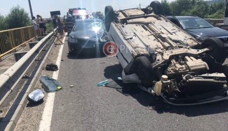 Accident spectaculos în Argeş. O maşină condusă de un tânăr de 18 ani s-a răsturnat