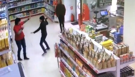 Scandal într-un magazin alimentar: Clienți amenințați de doi minori și doi bărbați