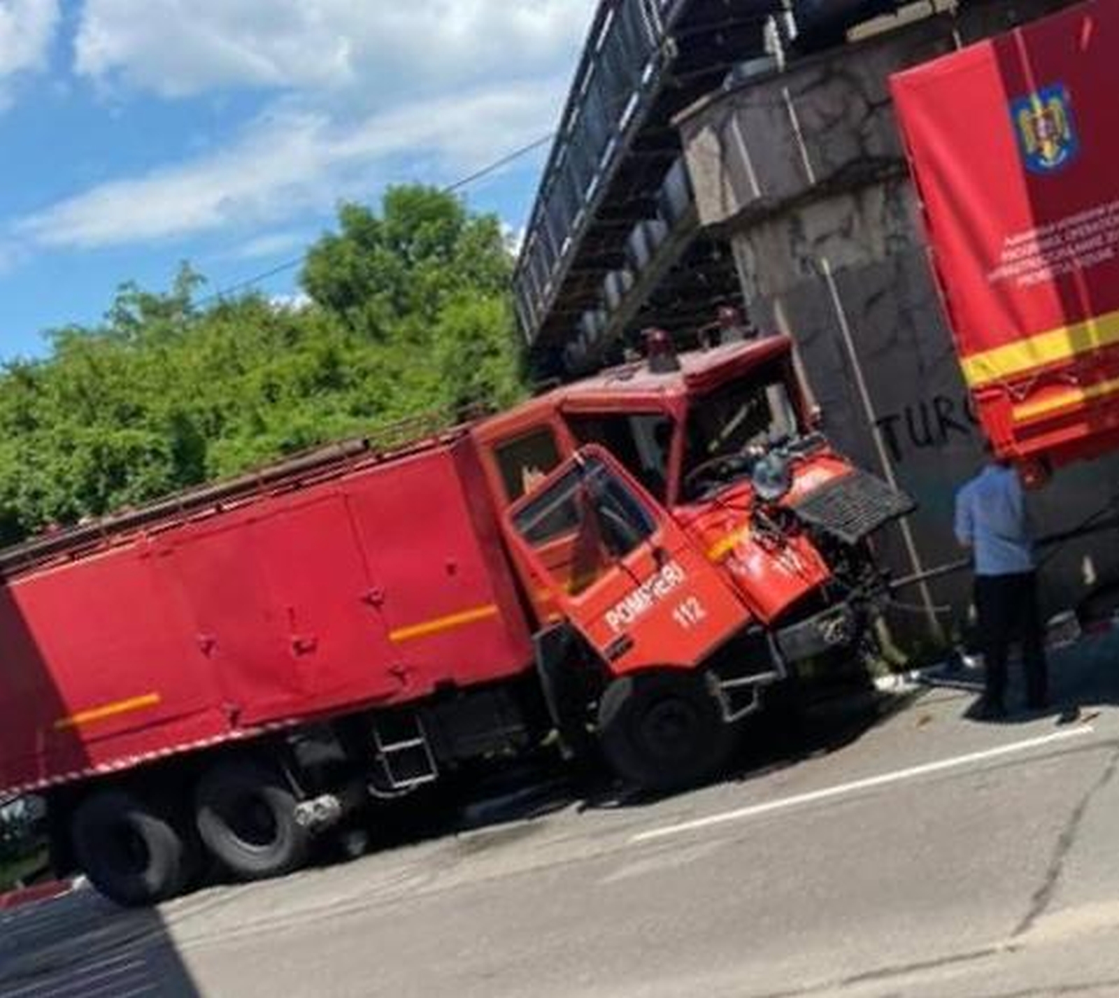 Piteşti: O autospecială ISU a intrat într-un pilon al podului de cale ferată