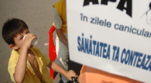 Zece puncte de prim-ajutor şi de distribuire a apei deschise în Pitești
