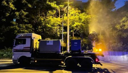 La noapte, o nouă trecere a tunurilor pentru dezinsecție pe străzile din Pitești
