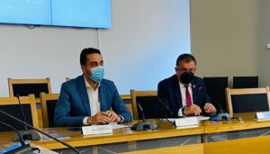 Primăria Piteşti, „ţepuită” de constructori. Muncitorii lenevesc la umbră