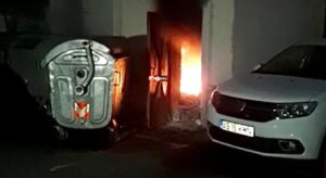 Video – Foc în curtea sediului Poliției din Pitești