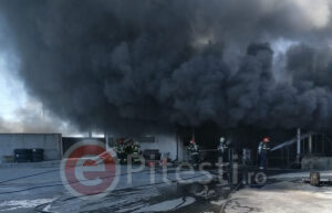 Video: Incendiu puternic la o fabrică de lângă Piteşti