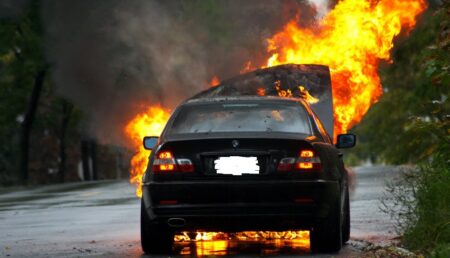 Argeș. Un BMW a luat foc!