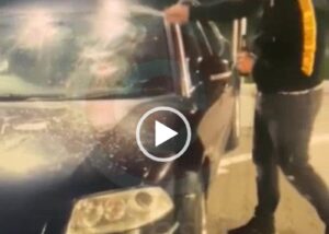 Înşelat de femeie, un tânăr din Budeasa şi-a distrus maşina cu levierul. „Când iubeşti, te mai ia şi capul”