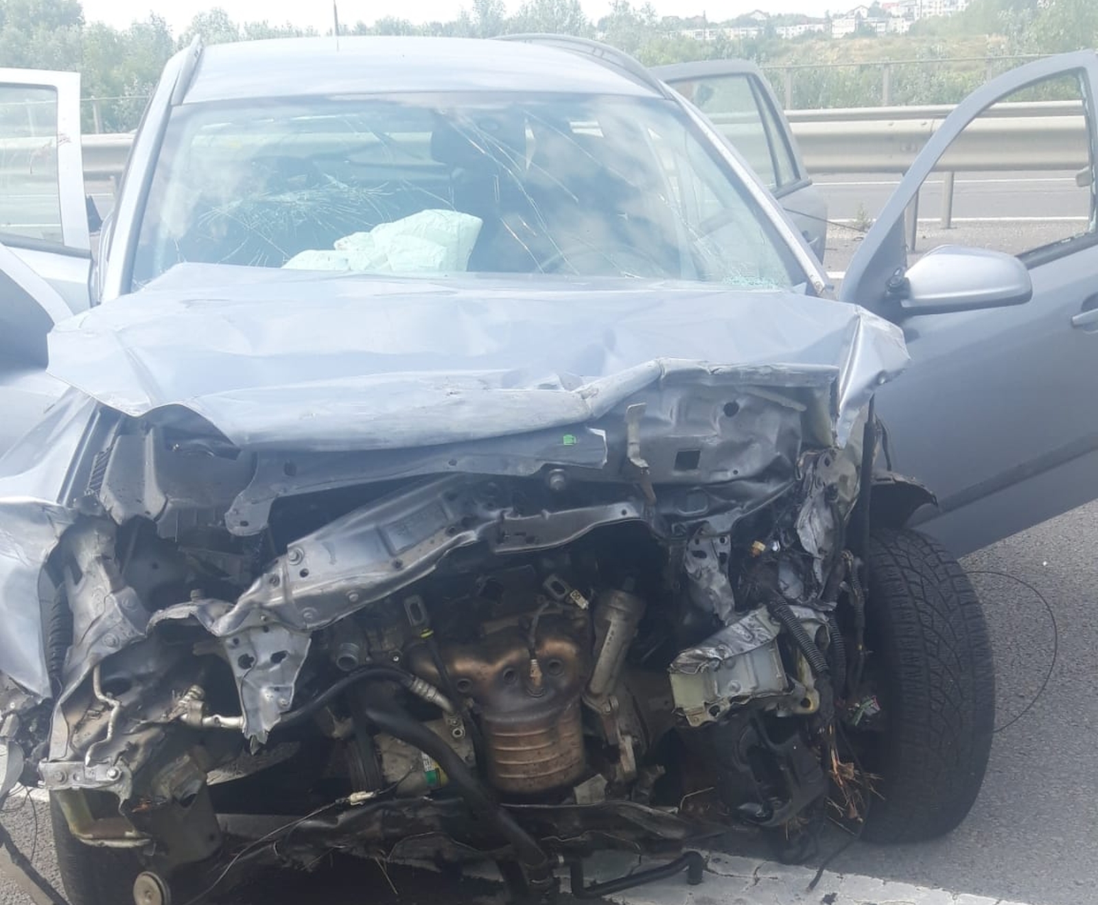 Video: Accident pe Autostradă, lângă Piteşti. Un autoturism a intrat în glisieră şi 4 oameni au ajuns la spital