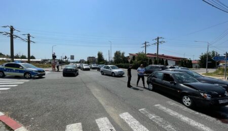 Alt accident în Mioveni: Două autoturisme s-au ciocnit în fața supermarketului Lidl