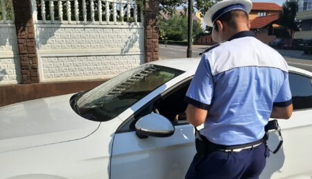 Argeș: Șofer lăsat pieton pentru 120 de zile după ce a fost prins cu 121 km/h în localitate