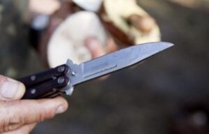 Bărbat din Merișani, amenințat cu cuțitul de un consătean