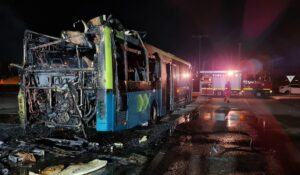 Video – Autobuz cuprins de flăcări în parcare la Carrefour