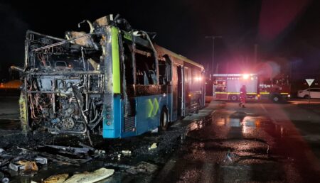 Video – Autobuz cuprins de flăcări în parcare la Carrefour