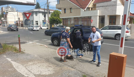 Video: Urgenţă în faţa clinicii Dr. Irimia din Piteşti. Un bărbat s-a prăbuşit în plină stradă