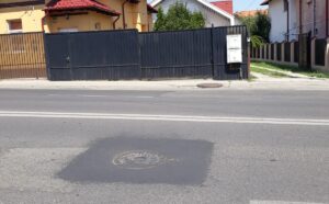 Motiv de bucurie pentru şoferi: capacele de canal din Piteşti, aduse la nivel pe carosabil
