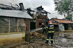 Incendiu la un fânar din Bârla. Două persoane au suferit arsuri