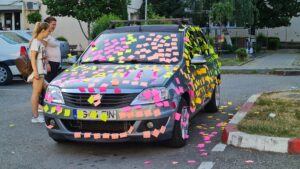 Video: Un Logan cu sute de stickere lipite face furori în Mioveni