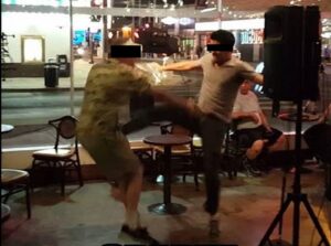 Un individ din Mărăcineni a lovit o bătrână cu piciorul în piept ca la K1