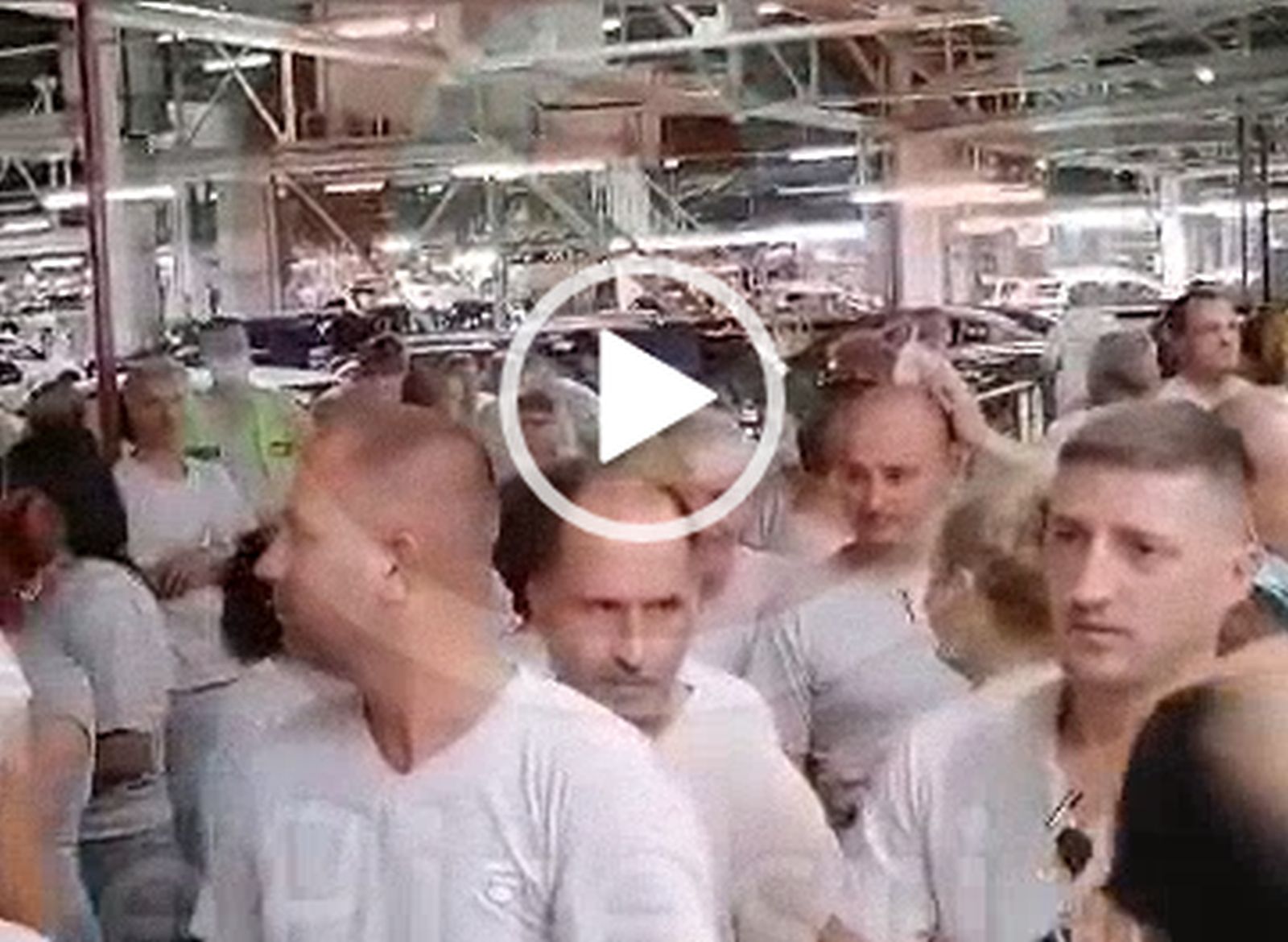 Video: Noi imagini ca de război din incinta Uzinei Dacia