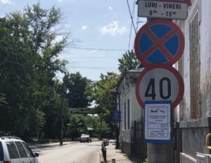 Indicatoare de avertizare montate înainte de ridicarea primelor mașini, în Pitești