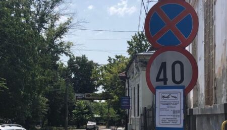 Indicatoare de avertizare montate înainte de ridicarea primelor mașini, în Pitești