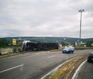 Un TIR s-a răsturnat în vestita curbă de la terminarea autostrăzii A1