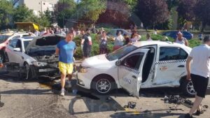 Video – Piteşti: Haos pe „Craiovei”, după ce un şofer a lovit din plin mai multe taxiuri