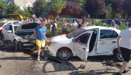 Video – Piteşti: Haos pe „Craiovei”, după ce un şofer a lovit din plin mai multe taxiuri