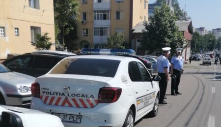Polițiștii locali ridică în continuare mașinile parcate ilegal în Pitești
