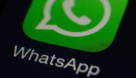 Atacatorii cibernetici te pot lăsa fără niciun ban prin aplicația WhatsApp