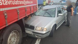 Accident pe A 1. A pierdut controlul volanului și a intrat cu mașina sub roțile unui TIR