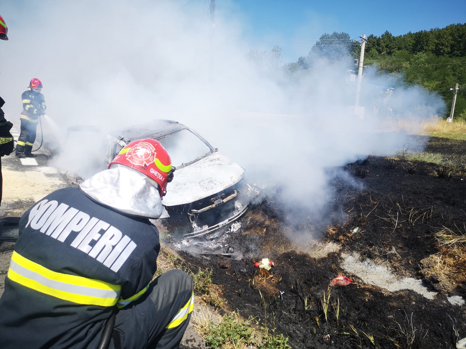 Video: O maşină a luat foc pe DN 7. Mai multe echipaje au plecat din Piteşti