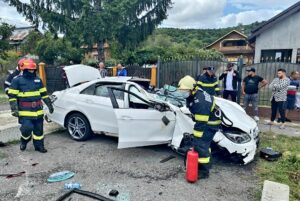 Video – Argeș: Un bolid Mercedes a intrat într-un cap de pod. Doi copii au fost răniți