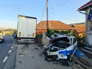 Un argeșean, șofer de TIR, a făcut praf o mașină de poliție și o dubă a Jandarmeriei