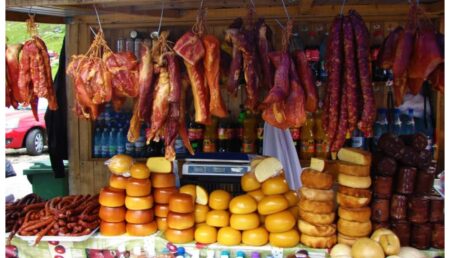 Zeci de kilograme de caș, brânză de burduf și cârnați, confiscate de la comercianți, pe traseul Rucăr – Bran