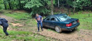 Video – Patru turiști maghiari au rămas cu mașina blocată în noroi pe un drum din Arefu