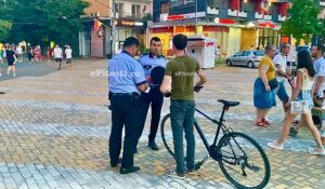 Video: Poliţiştii Locali au întins „năvodul” pe Strada Mare din Piteşti. Mai mulţi biciclişti au luat plasă
