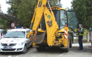 Un oltean a ieșit la plimbare cu buldoexcavatorul prin Ștefănești, fără permis