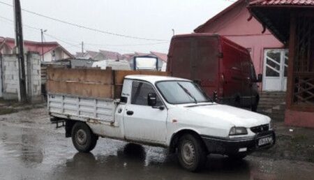 Cu Dacia „papuc” la furat de lemne, surprins când se aproviziona pentru iarnă