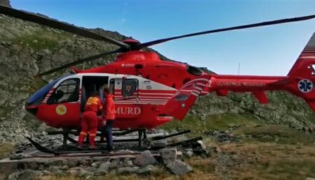 Video – Supraviețuitorul din Munții Făgăraș a fost preluat de elicopterul SMURD