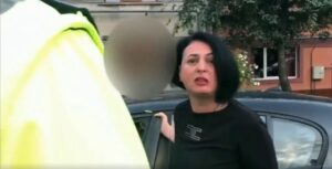 Șoferiță către un polițist: „Băi, tâmpitule, nu sunt beată! Sunt persoană publică!”