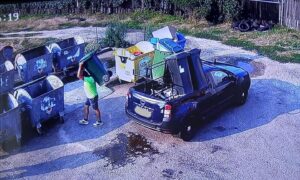 A plecat cu tomberoanele pline cu gunoi și le-a descărcat în containerele din orașul vecin, în Mioveni