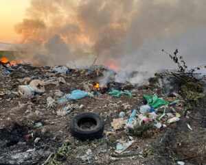 Pedepse cu închisoarea pentru cei ce îngroapă, ard sau incendiază deșeuri