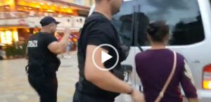 Video – Pitești: Răcnete și injurii în centru. Individ la bustul gol, săltat de mascații Poliției Locale
