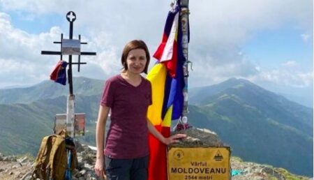 Președintele Maia Sandu, vacanță în Argeș. A urcat pe Vârful Moldoveanu