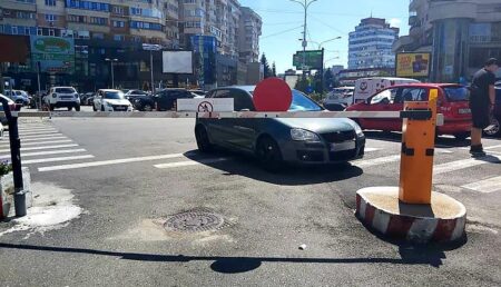 Șofer cu tupeu: Și-a parcat Volkswagenul pe trecerea de pietoni și a blocat accesul în parcarea CJ Argeș